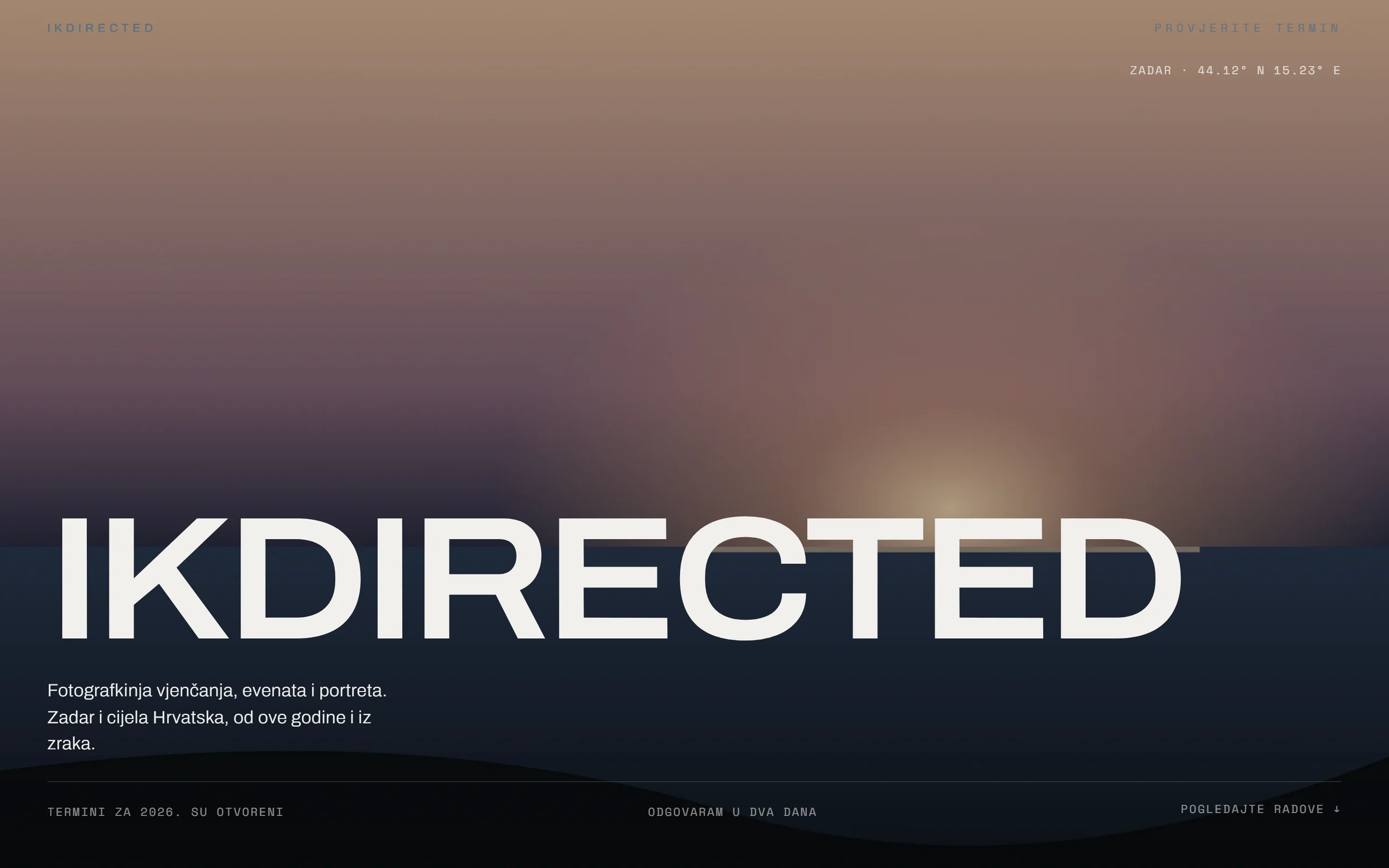 IK directed: naslovna s natpisom IKDIRECTED preko prizora zalaska sunca nad morem.